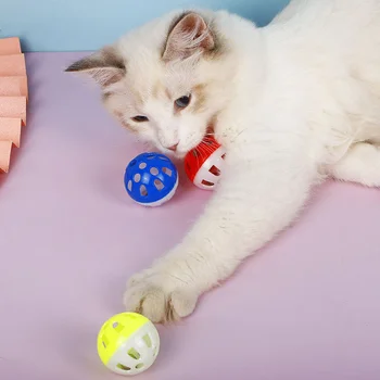 5pcs Brinquedos para Gatos Bola com a Campainha Tocando Mastigar Chocalho Zero Bola de Plástico Interativa do Gato de Formação de Brinquedos Brinquedo de Gato Suprimentos para animais de Estimação